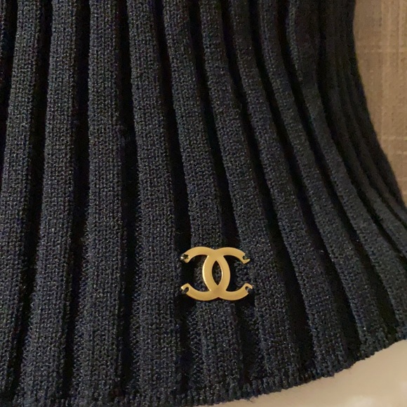 Authentic Chanel Ribbed Knit Sleeveless Top in Black size 40 - Picture 4 of 16